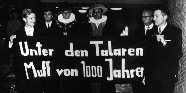 Studenten tragen ein Banner mit der Aufschrift: Unter den Talaren Muff von 1000 Jahren