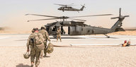 US-Soldaten steigen in einen Hubschrauber