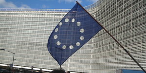 eine EU-Fahne, aus der die Sterne rausgeschnitten wurden