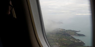 Blick aus einem Flugzeugfenster auf die Kanalinsel Jersey