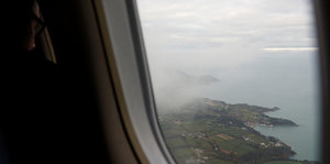 Blick aus einem Flugzeugfenster auf die Kanalinsel Jersey