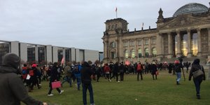 Menschen vor dem Reichstagsgebäude