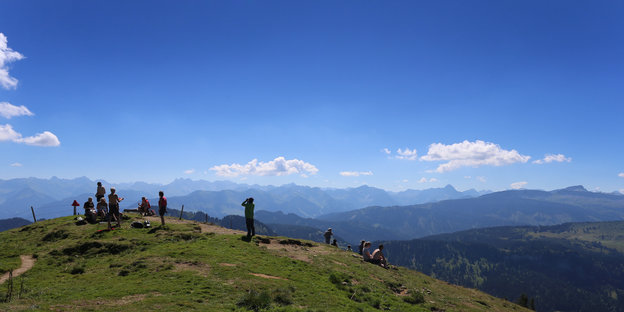 Alpenpanorama, Menschen auf dem Gipfel, weiter Blick auf andere Berge