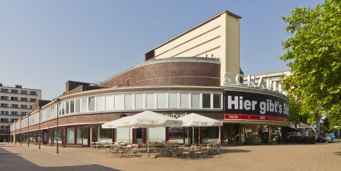 Haus im Bauhaus-Stil, drüber steht "Schaubühne"