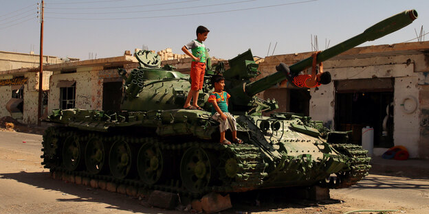 Auf einem Panzer sitzen Kinder