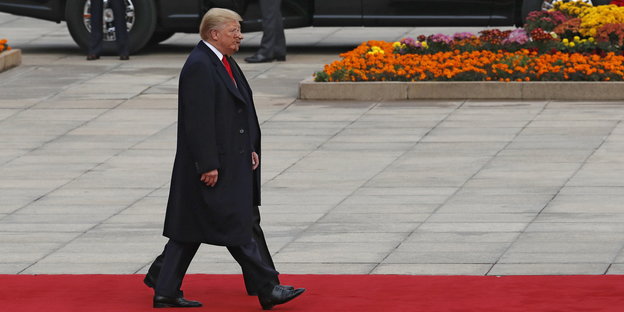 Donald Trump läuft über den roten Teppich, neben ihm kaum zu sehen: Xi Jinping