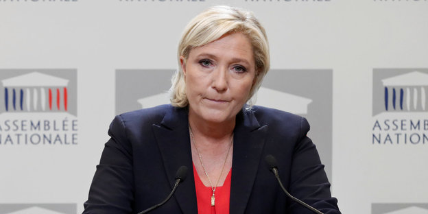 Marine Le Pen steht vor einem Mikrofon