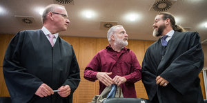 Rechtsanwalt Hannes Linke (l-r), der Angeklagte Schweizer Daniel M. und der Anwalt Robert Kain stehen nebeneinander
