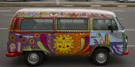 Ein buntangemalter VW-Bus