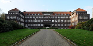 Auffahrt zu einem Gebäude des Klinikums in Delmenhorst