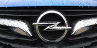 Kühlergrill mit Opel-Zeichen