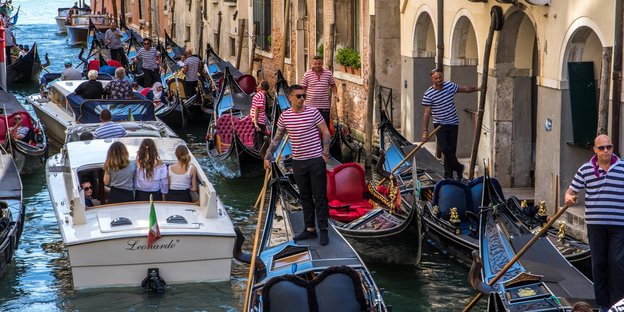 Bootsstau in einem venezianischen Kanal