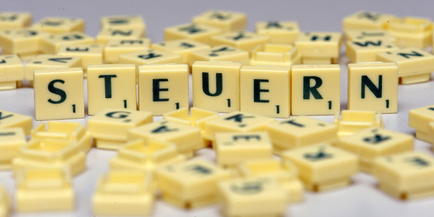 Das Wort „Steuern“ aus Scrabble-Buchstaben