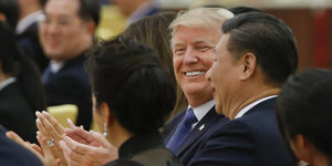 Donald Trump und Xi Jinping lachen gemeinsam