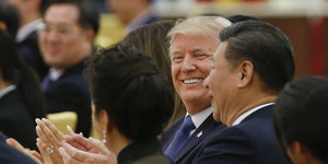 Donald Trump und Xi Jinping lächeln sich zu