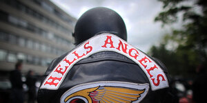 Ein Mann trägt eine Motorrad-Kluft mit Hells-Angels-Aufnähern.