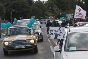 Autos fahren. Menschen halten Ballons und Schilder mit der Aufschrift FreeDeniz aus den Fenstern Autos fahren. Menschen halten Ballons und Schilder mit der Aufschrift FreeDeniz aus den Fenstern