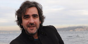 Deniz Yücel steht vorm Wasser