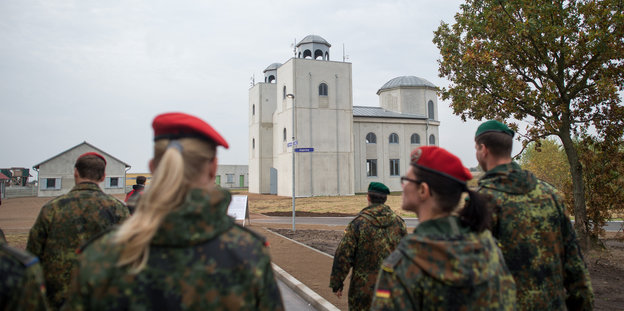 Soldaten stehen vor einem Gebäude