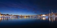 Ein Hafen im Abendlicht