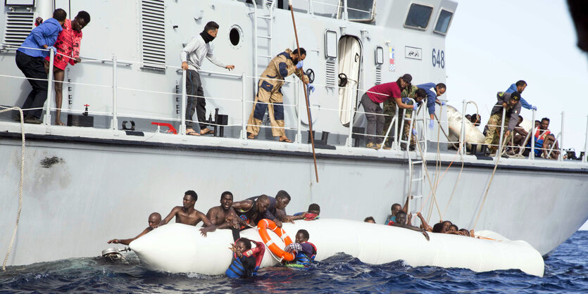 Ein kleines Boot neben einem großen Schiff