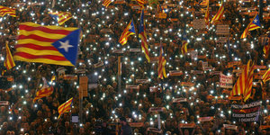 Eine Menschenmenge mit vielen katalanischen Flaggen