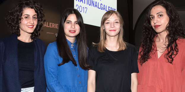 Vier Frauen stehen vor der Aufschrift „Preis der Nationalgalerie“