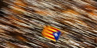 eine Katalonien-Fahne und viele kleine parallele Lichtstreifen