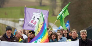 Front einer Demonstration entlang eines Zaunes