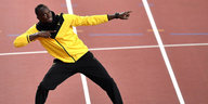 Läufer Usain Bolt steht auf einer Laufbahn