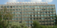 Bürogebäude mit den Buchstaben "Neues Deutschland" oben drauf