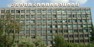 Bürogebäude mit den Buchstaben "Neues Deutschland" oben drauf