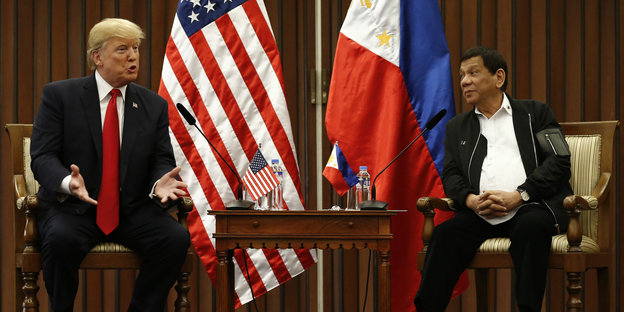 US-Präsident Donald Trump neben dem philippinischen Präsidenten Duterte vor Fahnen ihrer Länder