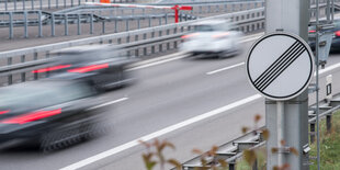 Rasende Autos auf einer Straße