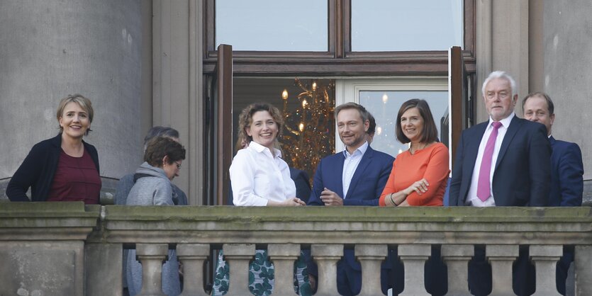 Politiker stehen auf einem Balkon