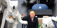 eine Trump-Puppe, daneben eine Mensch in einem Eisbärenkostüm