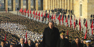 Der türkische President Recep Tayyip Erdogan bei einer Zeremonie, hinter ihm wehen türkische Fahnen
