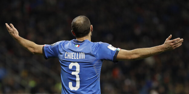 Spieler der italienischen Fußball-Nationalmannschaft zuckt die Schultern