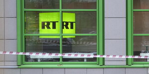 ein Fenster, hinter dem man ein grünes Schild sieht, auf dem „RTRT“ steht