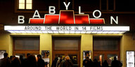 Leuchtschrift des Kino Babylon