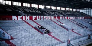 Schriftzug "Kein Fußball den Faschisten" im Stadion