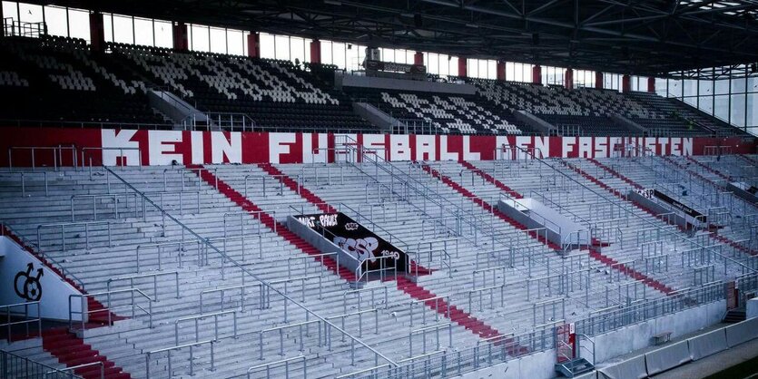 Schriftzug "Kein Fußball den Faschisten" im Stadion