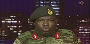 Ein Mann in Militäruniform spricht im Fernsehstudio