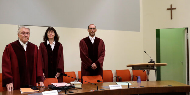 Der Bundesanwalt Herbert Diemer (l-r), Oberstaatsanwältin Anette Greger und Bundesanwalt Jochen Weingarten stehen in roten Roben hinter einem Tisch