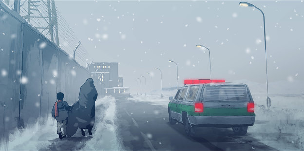 Eine Frau und ein Kind laufen im Schnee an einer Mauer entlang, neben ihnen fährt ein Polizeiauto