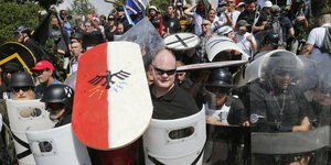 Weiße Nationalisten mit Helmen und Schildern