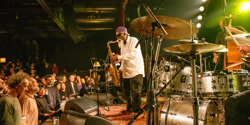 Pharoah Sanders auf der Bühne vor Zuschauern