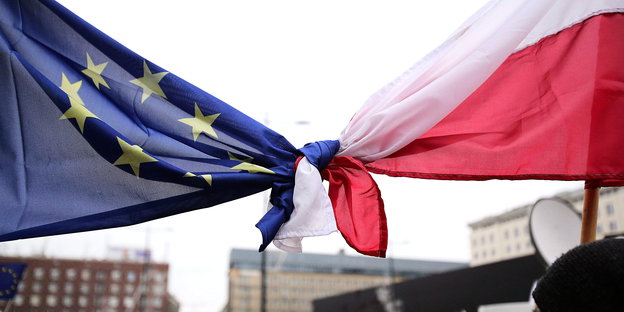 Die EU-Fahne und die polnische Flagge miteinander verknotet