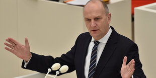 Brandenburgs Ministerpräsident Dietmar Woidke (SPD) spricht am 16.12.2015 in Potsdam (Brandenburg) in der Debatte der Landtagssitzung. Nach der Absage der Kreisgebietsreform bereiten sich die Fraktionen im Brandenburger Landtag auf seine Regierungserkläru