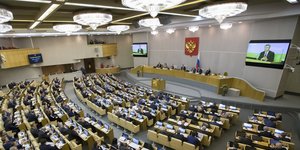 Russische Abgeordnete applaudieren im Parlament
